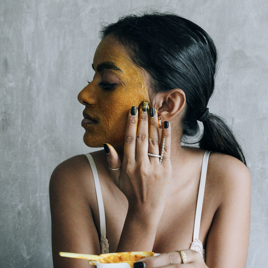 A Traditional Honey And Turmeric Mask for the Season